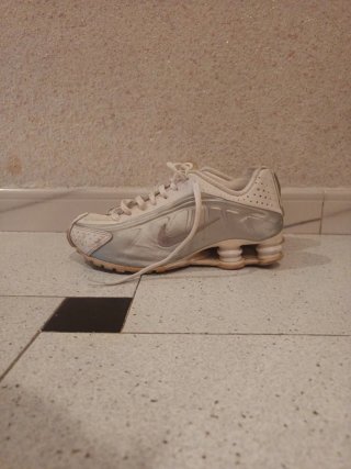 Zapatillas deportivas plateadas y blancas