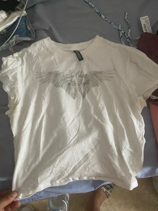 Camiseta blanca Divided con alas