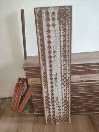 Baldosas cerámicas 24cm x 95cm, 5€/metro cuadrado.
