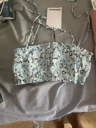 Top Bershka floral azul sin estrenar