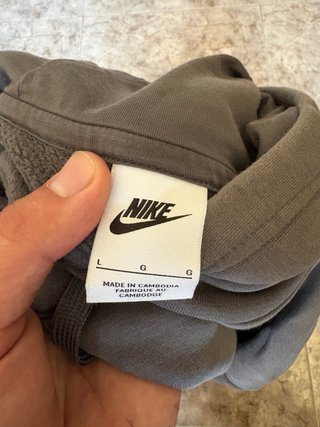 Sudadera Nike gris con logo