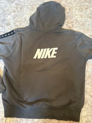 Sudadera Nike gris con logo