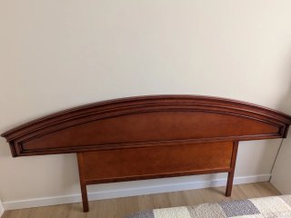 Cabecero de madera marrón
