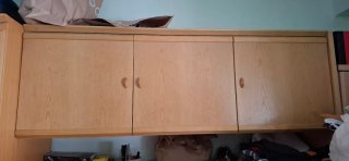 Mueble de madera empotrado con 3 compartimentos.