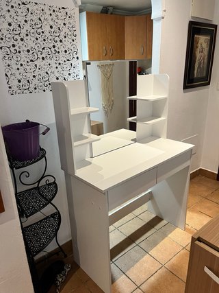 Tocador blanco con espejo y estantes