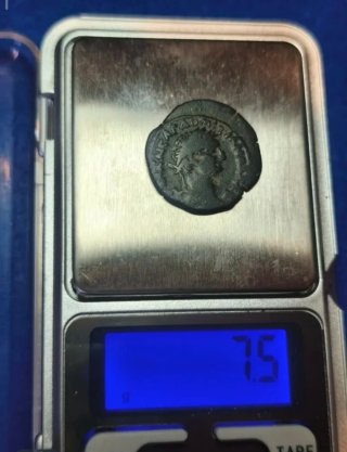 Escasa moneda romana.