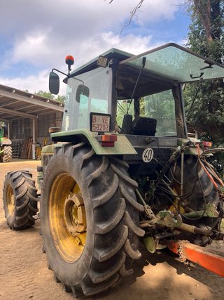 Tractor John Deere 3350 con pala