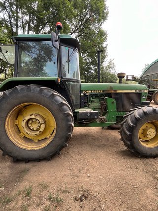 Tractor John Deere 3350 con pala
