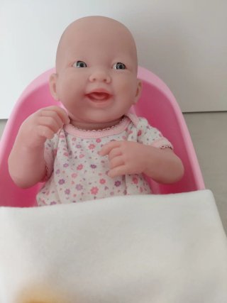 Muñeca con bañera, ropa, toalla, chupete y biberón