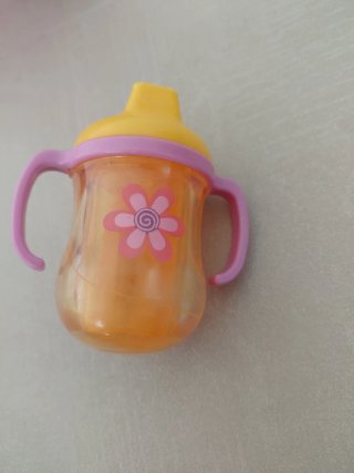Muñeca con bañera, ropa, toalla, chupete y biberón