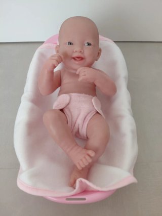 Muñeca con bañera, ropa, toalla, chupete y biberón