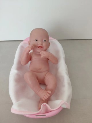 Muñeca con bañera, ropa, toalla, chupete y biberón