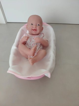 Muñeca con bañera, ropa, toalla, chupete y biberón