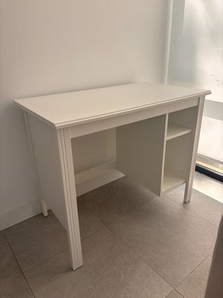 Scrivania bianca in legno