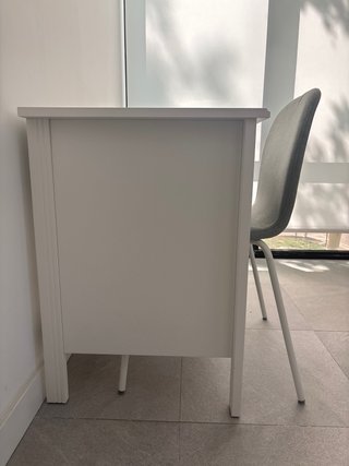 Scrivania bianca in legno