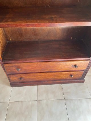 Librería de madera con cajones
