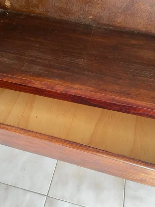 Librería de madera con cajones