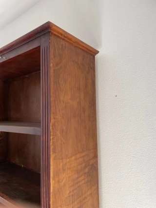Librería de madera con cajones