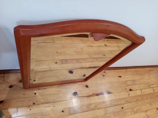 Espejo de madera con marco curvo