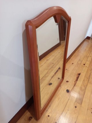 Espejo de madera con marco curvo