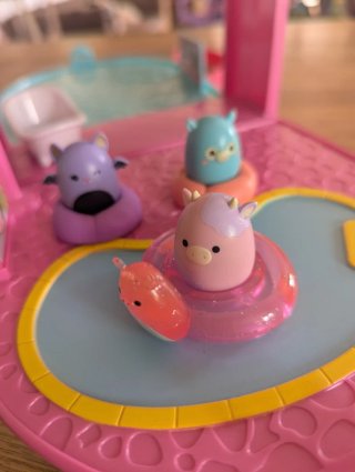 Casa de muñecas Squishmallows con figuras