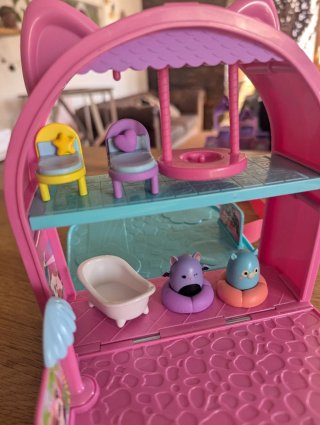 Casa de muñecas Squishmallows con figuras