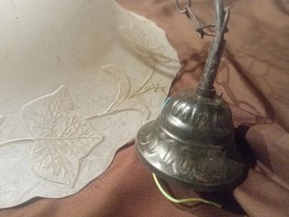Lampadario in vetro satinato e decorato con foglie