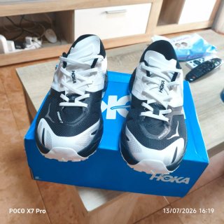 Zapatillas Hoka Negras y Blancas