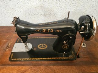 Máquina de coser antigua Alfa