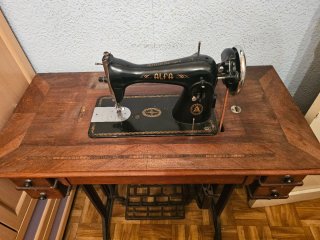 Máquina de coser antigua Alfa