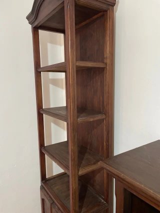 Estantería madera oscura con puertas