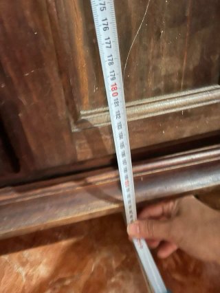 Estantería madera oscura con puertas