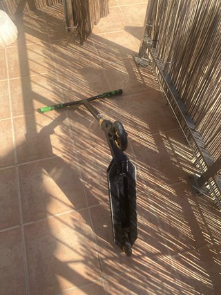 Patinete Striker Negro y Dorado