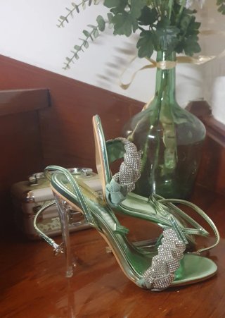Sandalias tacón verde con pedrería