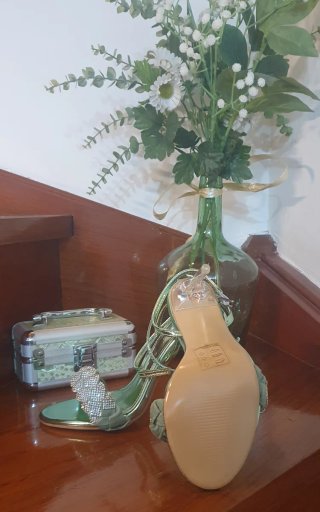 Sandalias tacón verde con pedrería