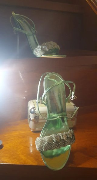 Sandalias tacón verde con pedrería