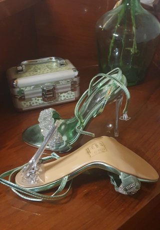 Sandalias tacón verde con pedrería