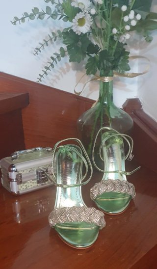 Sandalias tacón verde con pedrería
