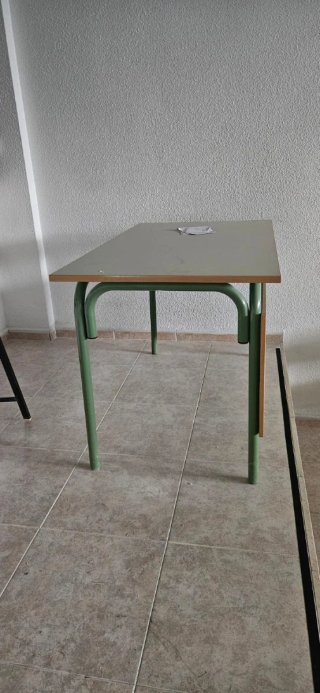 Mesa de madera y metal tipo aula.