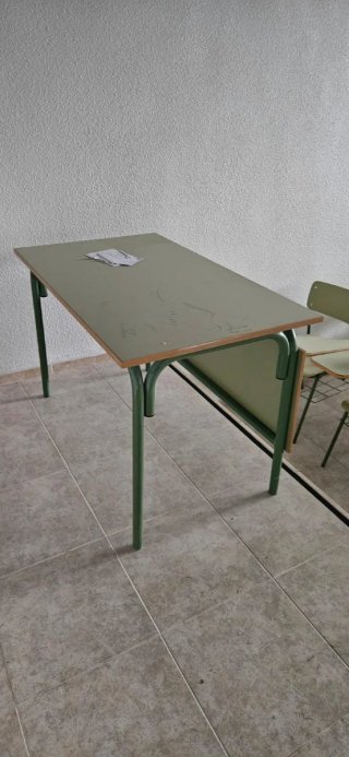 Mesa de madera y metal tipo aula.