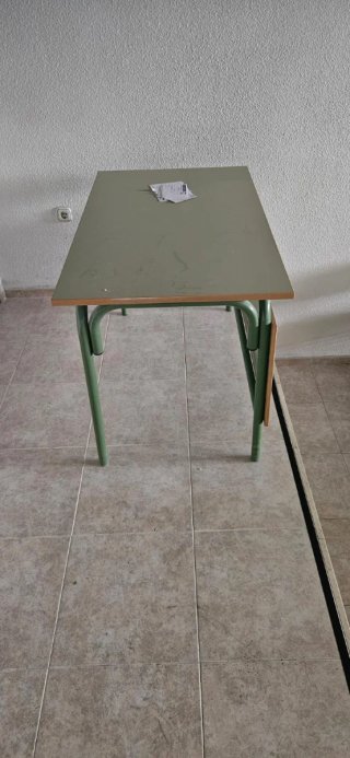Mesa de madera y metal tipo aula.