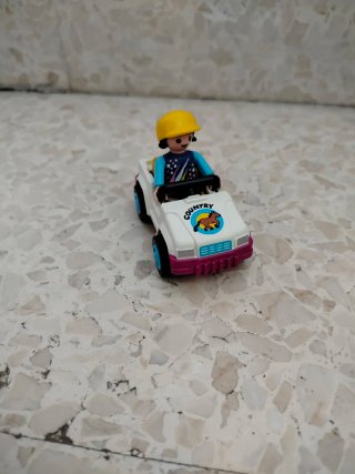 Playmobil niña en coche country