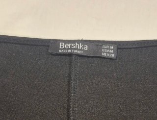 Mono de Bershka negro con manga acampanada