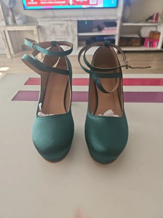 Zapatos verdes de tacón con tiras
