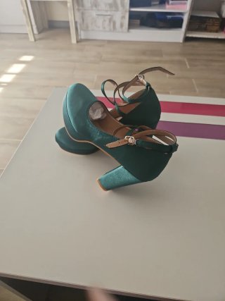 Zapatos verdes de tacón con tiras
