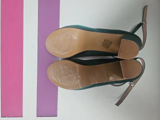 Zapatos verdes de tacón con tiras
