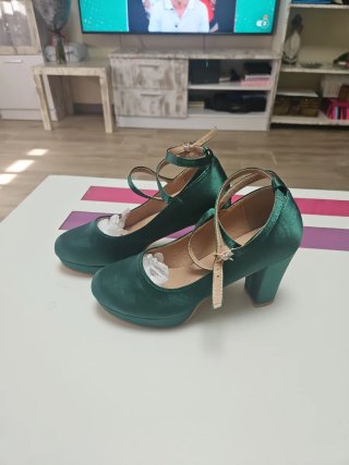 Zapatos verdes de tacón con tiras