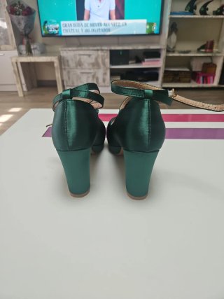 Zapatos verdes de tacón con tiras