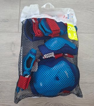 Patines Oxelo, protecciones y bolsa.