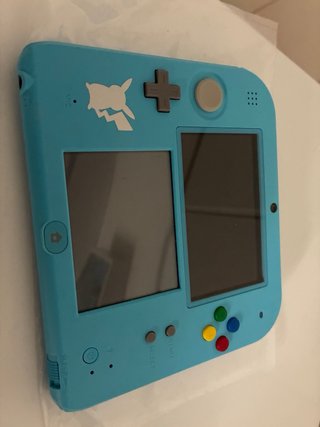 Nintendo 2DS Pokémon Sole Azzurro + custodia Pikachu
